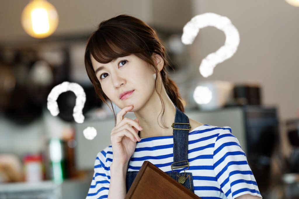 人事考課は一般的に直属の上司が行う。その際、ハロー効果や寛大化傾向が起こらないようにする。
