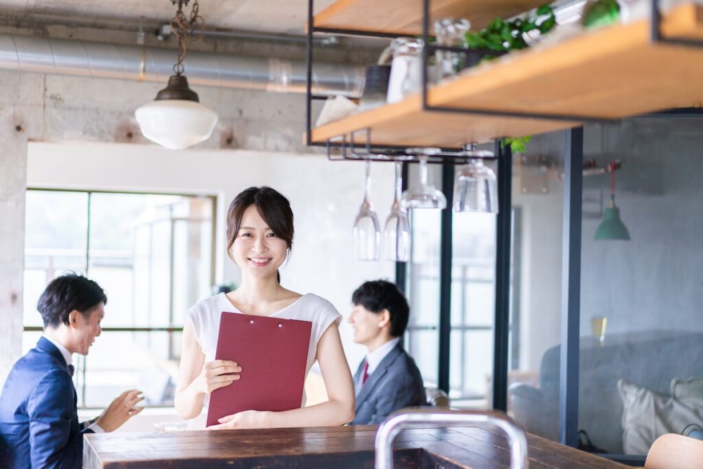 システムを導入したら社内に定着させることが大切。トライアル期間を設けているシステムもあるので試してみるとよい。評価機能が搭載さているものある。