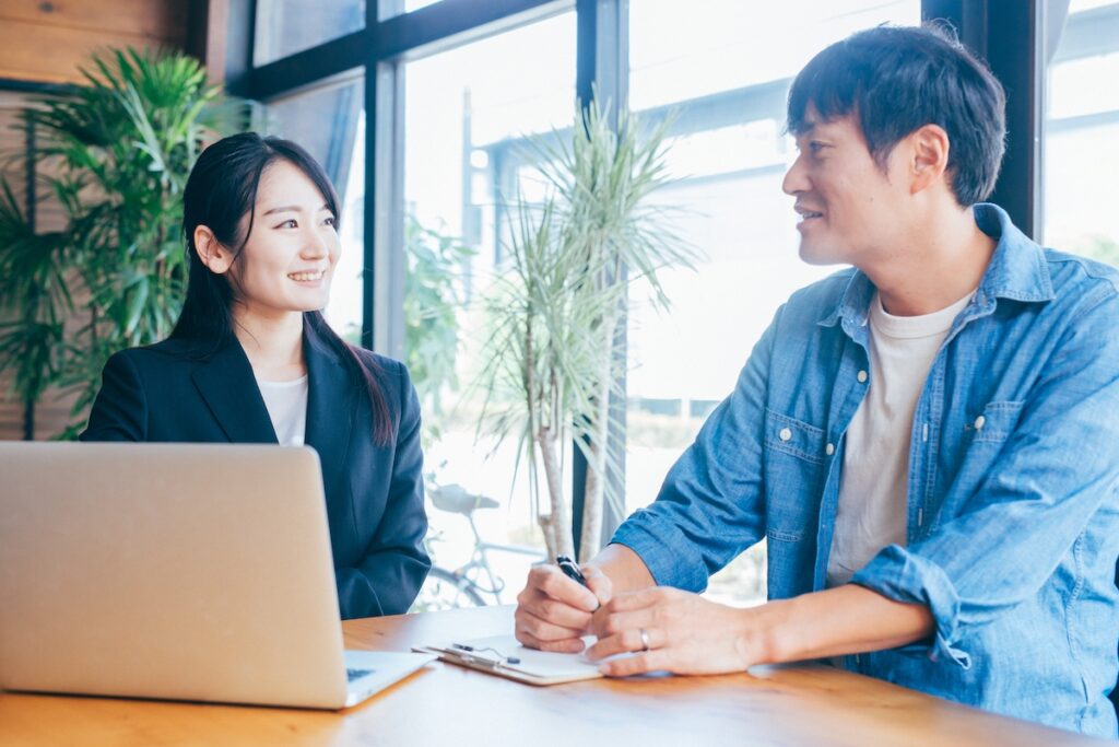 評価の後は、上司と部下の1on1ミーティング（面談）などを通じてフィードバックを行う。その際、一方的にならないよう指標を示すことが大切。