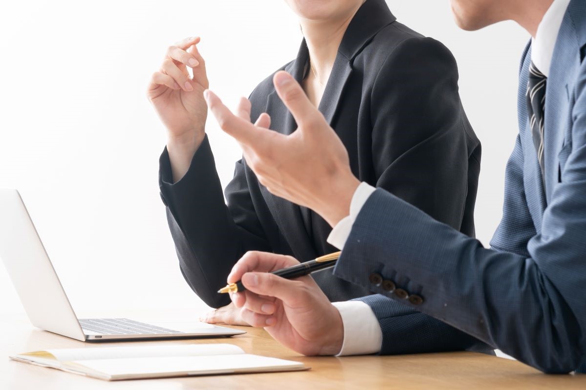 人事評価が正しく行われることで、離職を防ぐ効果がある。相対評価でと絶対評価を併用し公平な評価をすることで、新入社員も積極的に業務に取り組める。